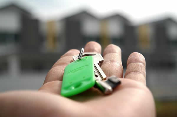keys on someones hand