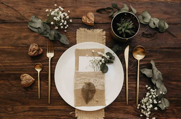 dinner table place setting