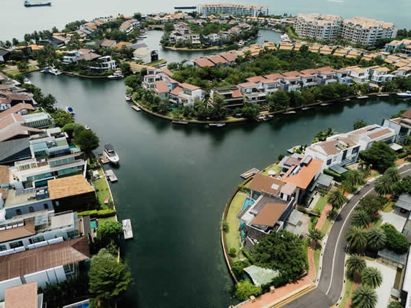 homes built on a twisting waterway