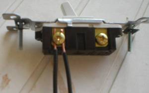Incorrect terminal device wiring, two wires have been placed under one terminal screw head.